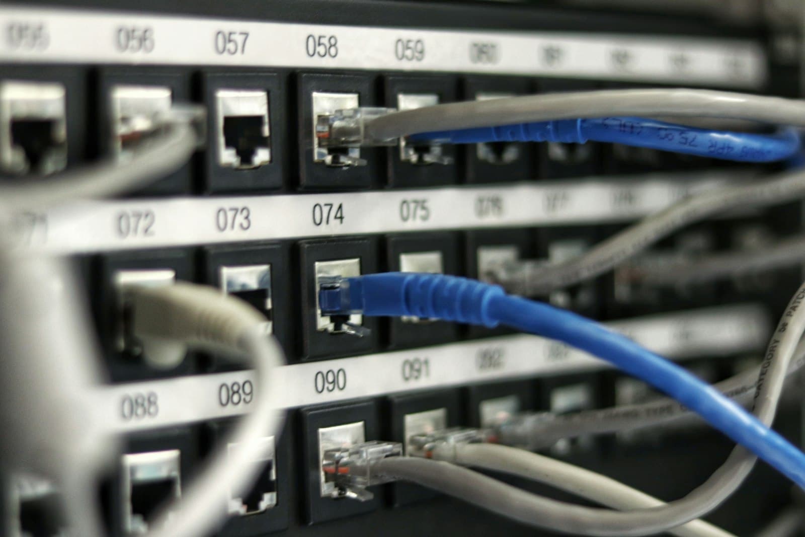 Structured network cabling in a server room